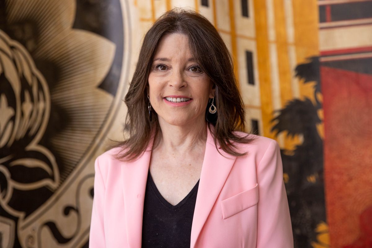 Marianne Williamson se postula por los demócratas para la Presidencia en 2024.