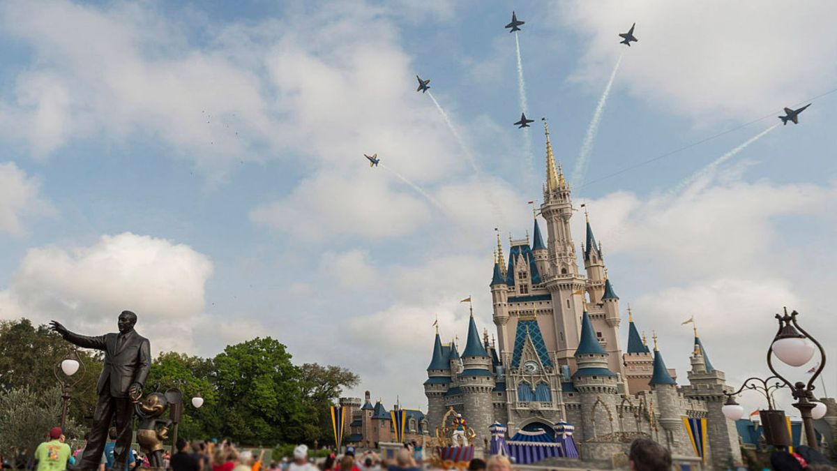 Los trabajadores de Disney tendrán otros beneficios como cobertura médica, aumento salarial por cada año de contrato y retroactivos. 