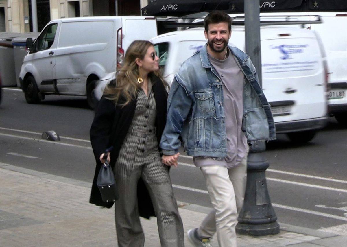 Clara Chía Martín y Gerard Piqué por las calles de Barcelona.
