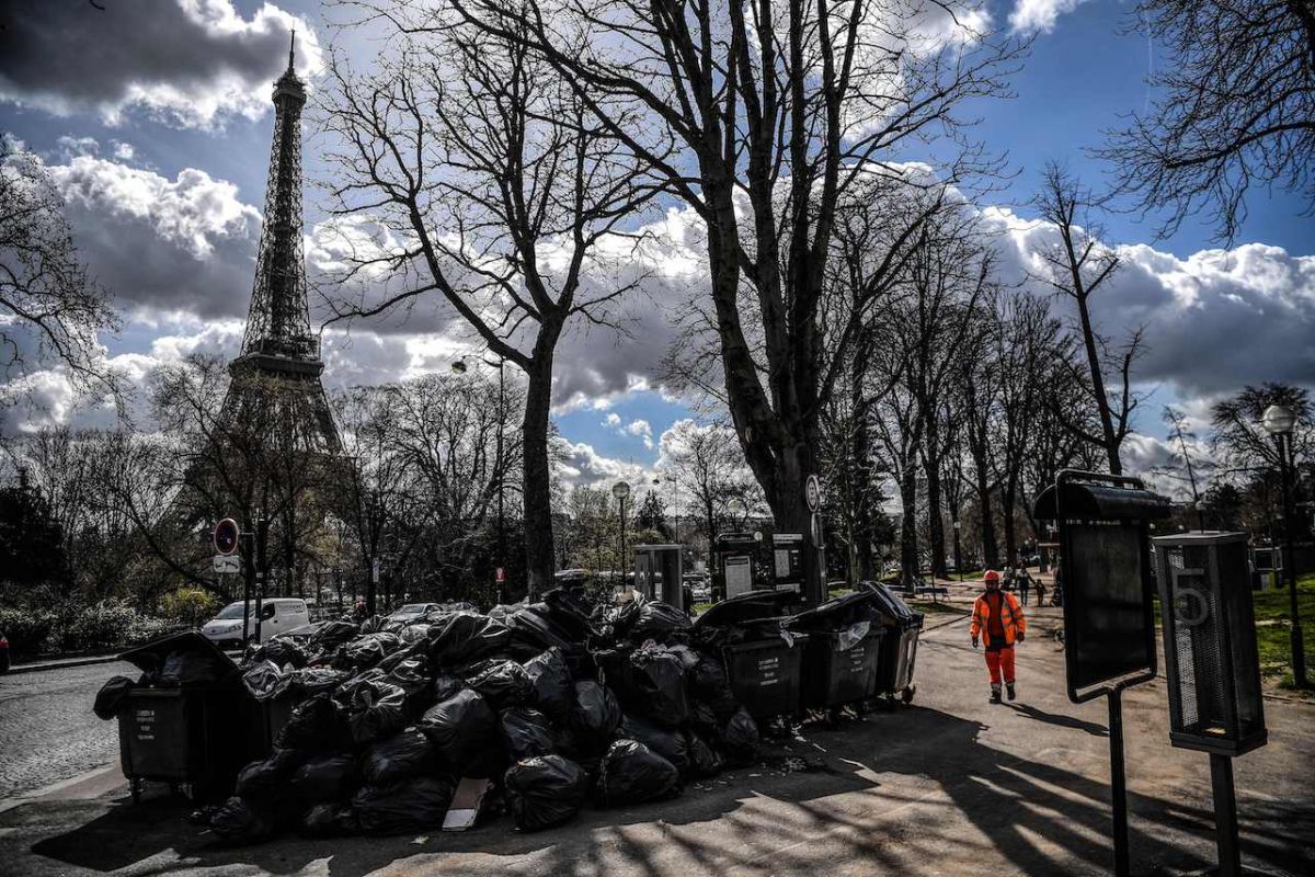 Esta pestilente situación se debe a que los basureros municipales de la capital francesa están en huelga desde la semana pasada. / Foto: Getty Images