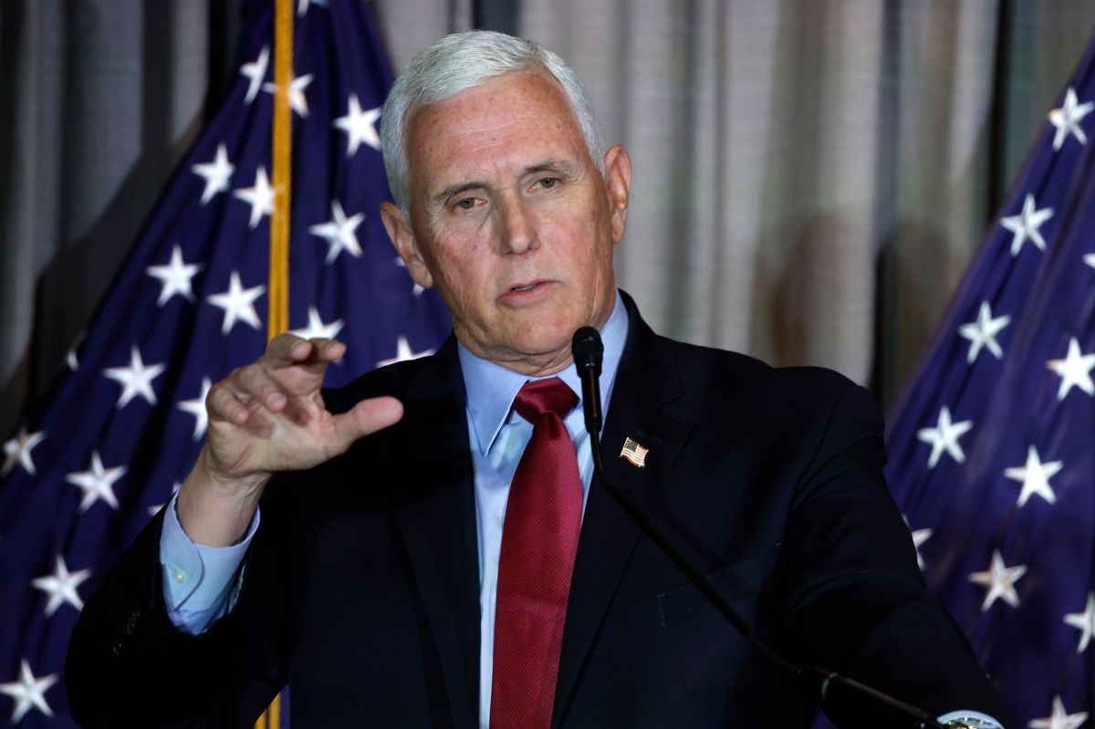 El exvicepresidente Mike Pence se sigue a enfrentando a Donald Trump con sus propias opiniones.