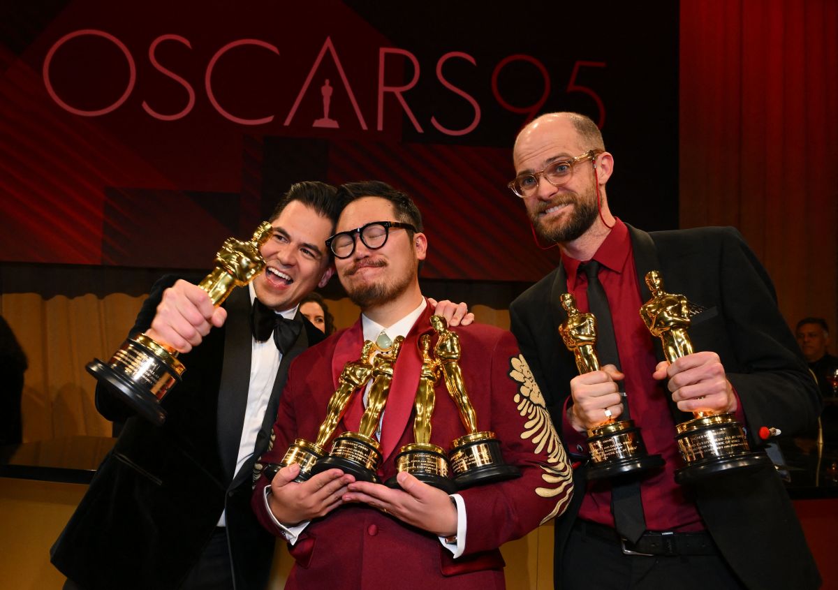 El productor estadounidense Jonathan Wang, ganador del Oscar a la Mejor Película por "Everything Everywhere All at Once", el director estadounidense Daniel Kwan y el director estadounidense Daniel Scheinert, ganadores del Oscar al Mejor Director por "Everything Everywhere All at Once",