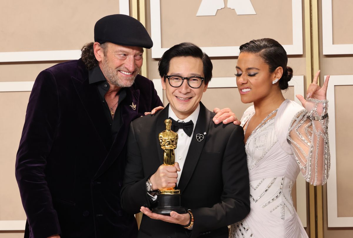 Troy Kotsur, Ke Huy Quan, ganador del premio al Mejor Actor en un Papel de Reparto por 'Everything Everywhere All at Once', y Ariana DeBose posan en la sala de prensa durante la 95ª entrega anual de los Premios Oscar.