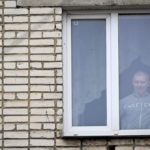 Alexei Moskalyov, padre soltero de Maria Moskalyova, la niña de 13 años que hizo un dibujo crítico con la campaña militar de Moscú en Ucrania en la escuela, mira por la ventana de su piso después de que le pusieran bajo arresto domiciliario por repetir posts sobre Ucrania desacreditando al ejército ruso.