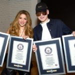 Shakira y Bizarrap reciben el Guinness World Records junto a Jimmy Fallon.