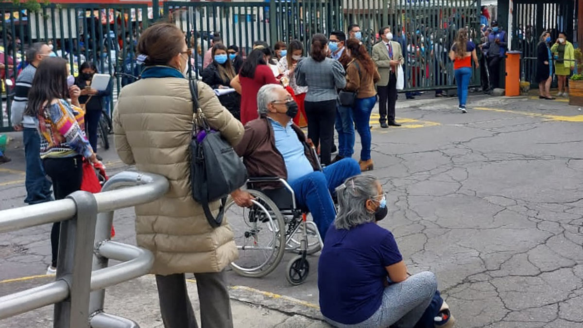 Las personas optaron por evacuar edificios y establecer contacto con sus familiares.