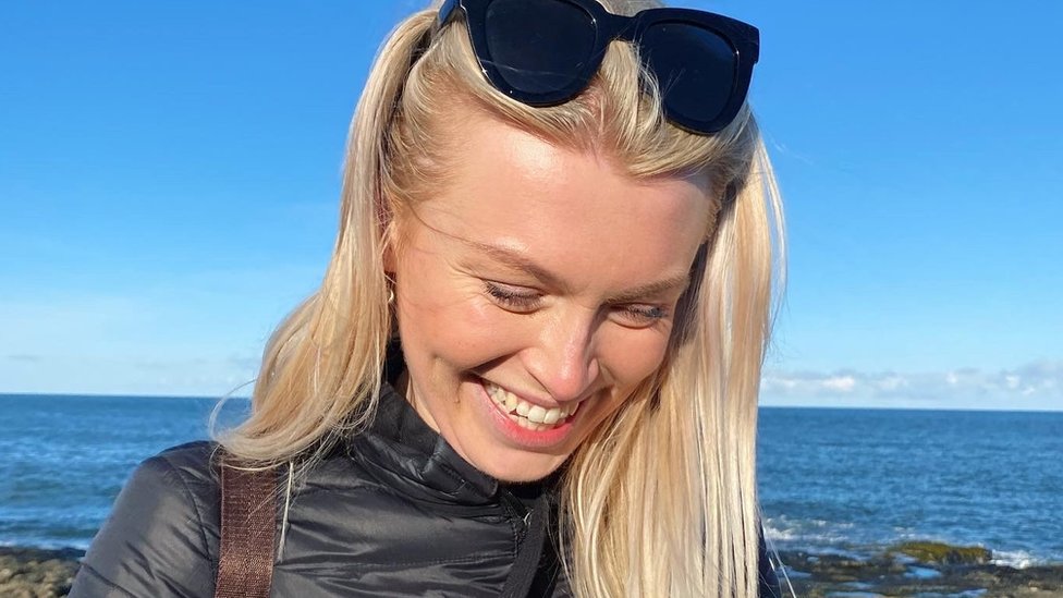 Phoebe Lenderyou sonriendo frente al mar
