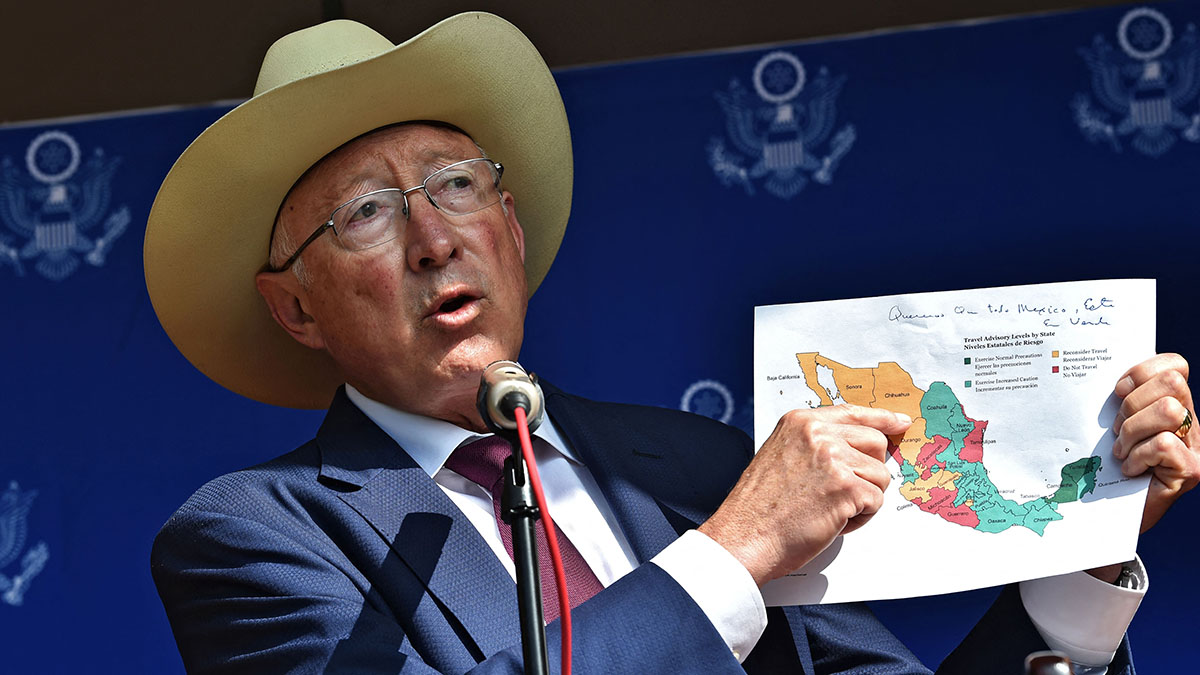 Ken Salazar dejó ver que detrás del secuestro de cuatro estadounidenses podría estar el Cártel del Golfo.