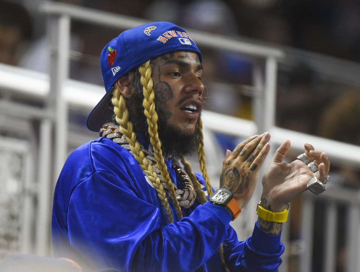 El rapero Tekashi 6ix9ine disfrutando de un juego de la MBL.
