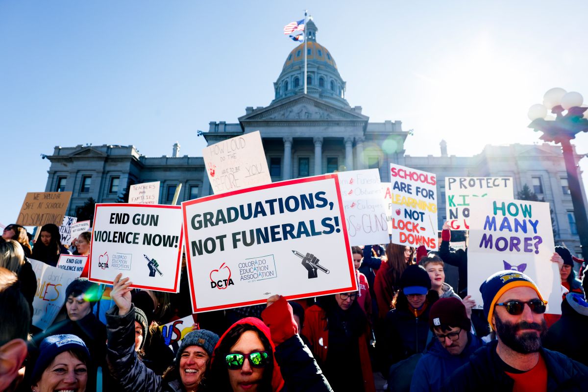 Manifestantes piden  poner fin a la violencia armada en las escuelas ente el Capitolio de Colorado el 24 de marzo de 2023 en Denver.