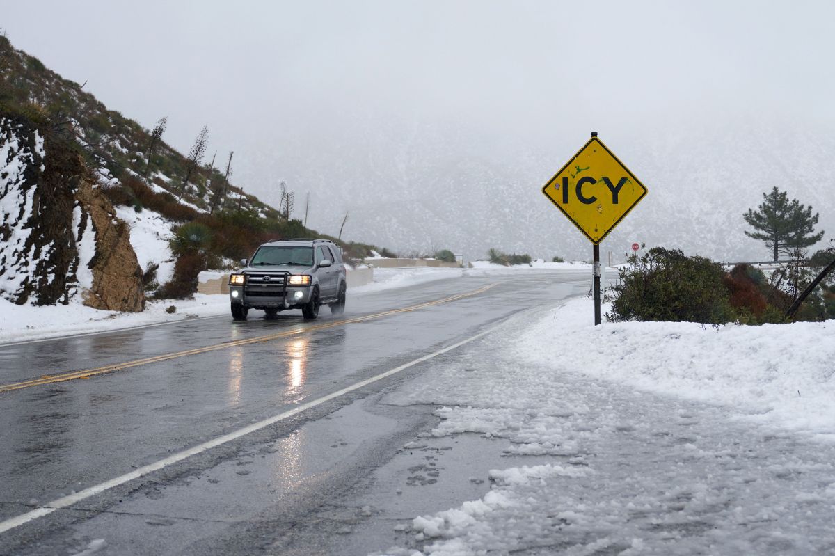 Las nevadas ocasionan condiciones peligrosas para los conductores en las autopistas en áreas de montaña.