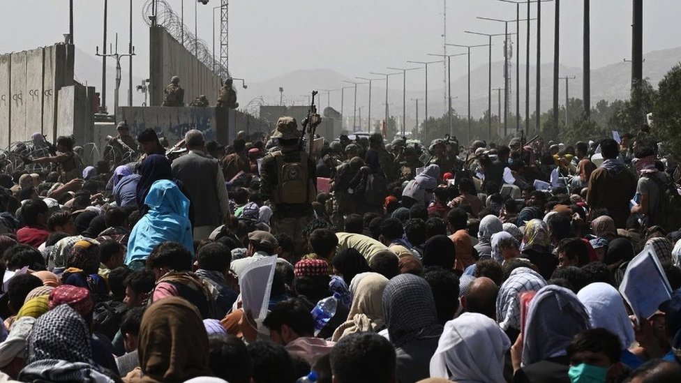 Una multitud espera junto al aeropuerto de Kabul para intentar abandonar el país en agosto de 2021.