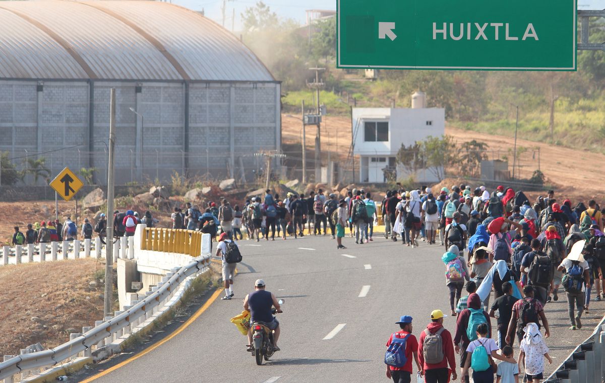 Una nueva caravana migrante es vista en una carretera en Huixtla , México, en su avance hacia EE.UU.