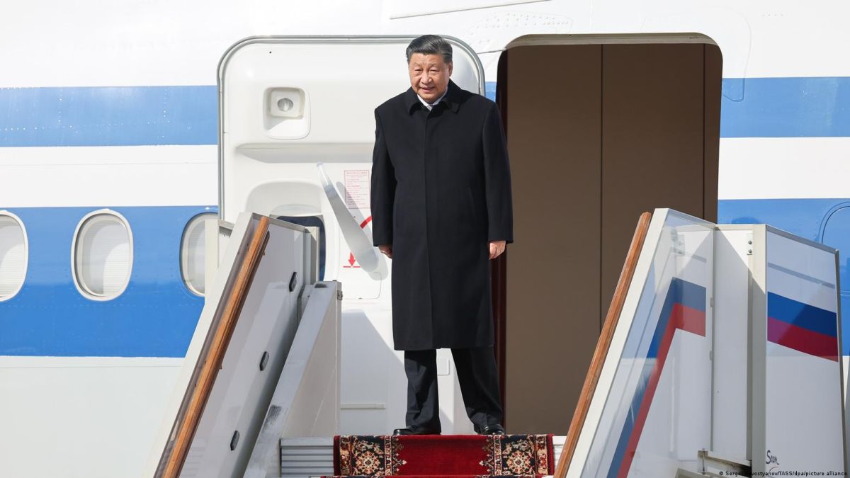 Xi Jinping subiendo al avión antes de dejar Moscú.