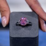 El diamante Eternal Pink Diamond es una joya de 10.57 quilates y fue extraída en 2019 de la mina Damtshaa en Botswana.