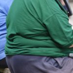 Alguien con sobrepeso puede padecer también de hipertensión arterial, diabetes mellitus, cardiopatía coronaria, insuficiencia respiratoria y dislipidemia.