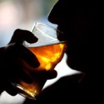 Investigadores de la Universidad Estatal de Colorado analizaron diferentes tipos de cerveza y la estabilidad química de la bebida cuando es envasada en vidrio o lata. / Foto: Getty Images