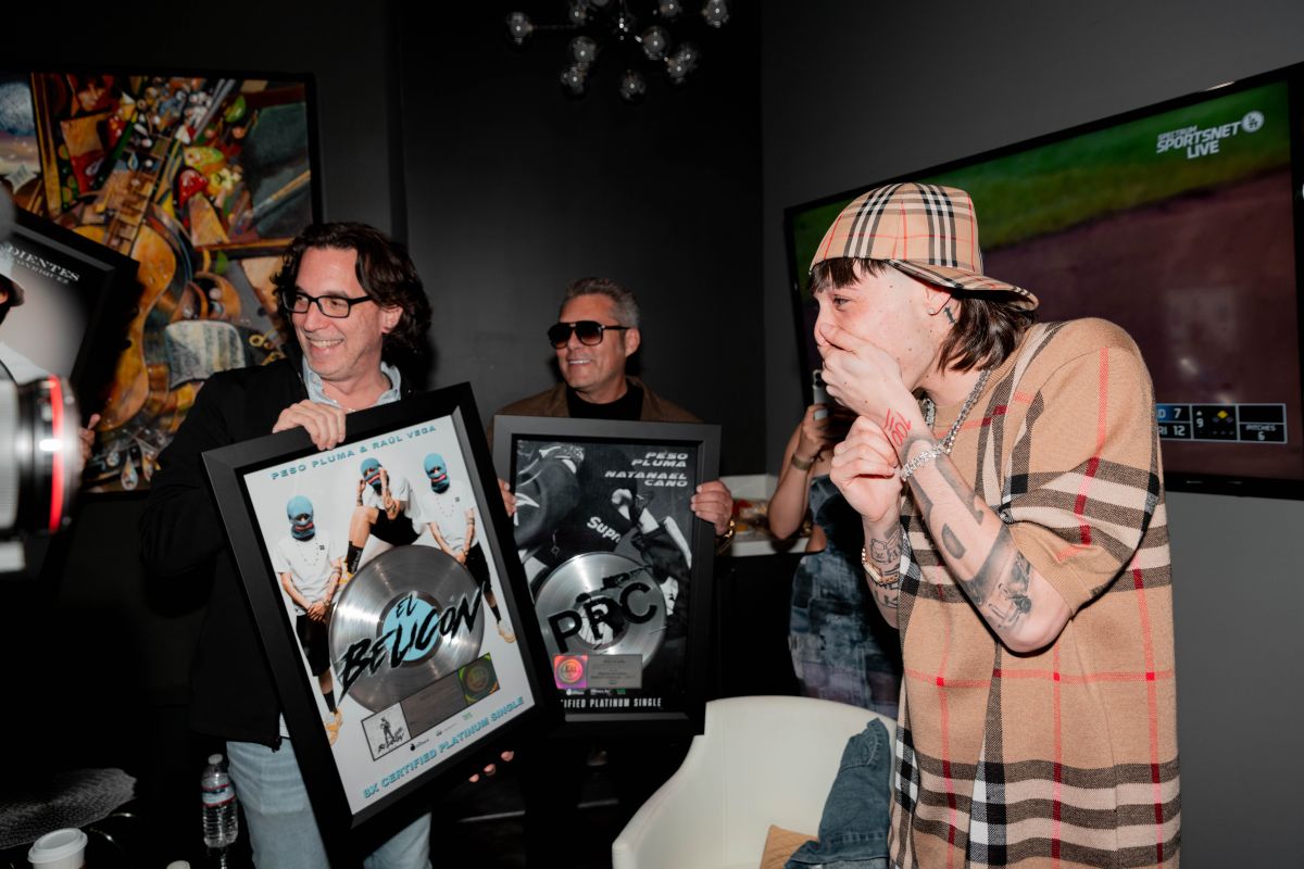 Peso Pluma recibe reconocimientos durante su concierto en Ontario, California.