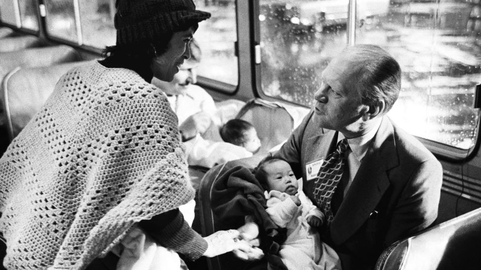 El presidente de EE.UU. Gerald Ford con un bebé vietnamita en San Francisco.