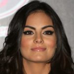 Ximena Navarrete presentó a su bebé con su hermanita.