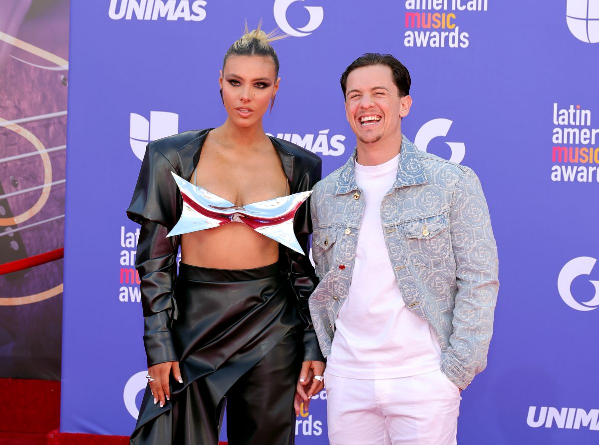 Lele Pons y Guaynaa en la alfombra roja de los Latin AMAs 2023.