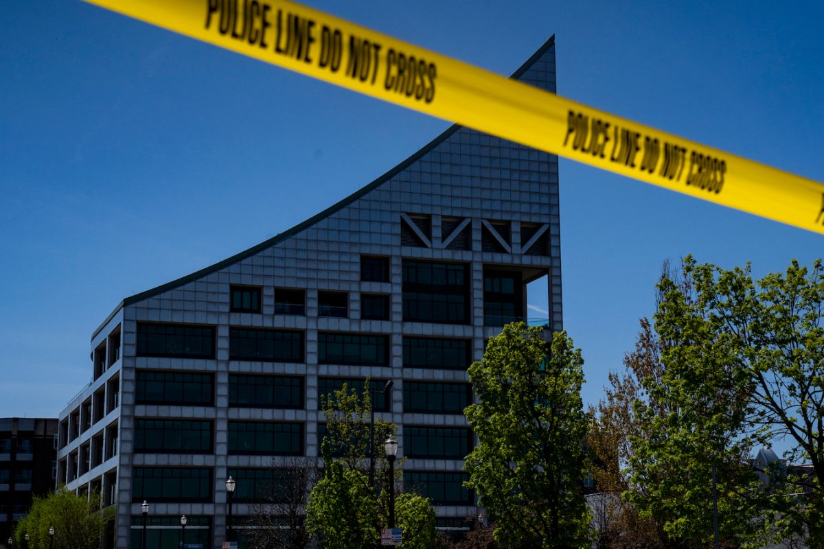 Cinta policial rodea el Old National Bank después de que un hombre armado abriera fuego el 10 de abril de 2023 en Louisville, Kentucky (Photo by Michael Swensen/Getty Images)