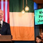 El presidente estadounidense Joe Biden pronuncia un discurso en el Windsor Bar de Dundalk, el 12 de abril de 2023, en el marco de un viaje de cuatro días a Irlanda del Norte e Irlanda. / Foto: AFP/Getty Images