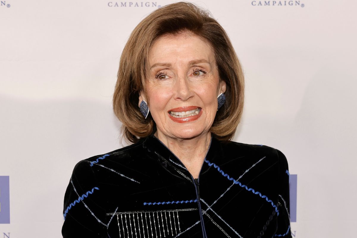 Campaña de Nancy Pelosi es demandada por un hispano.