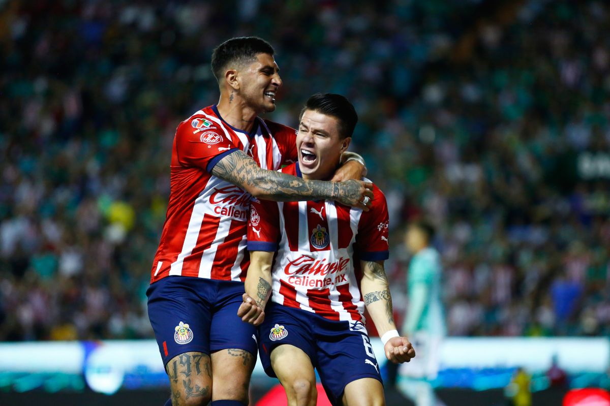 Pavel Pérez y Victor Guzmán celebran gol de las Chivas contra el León FC.