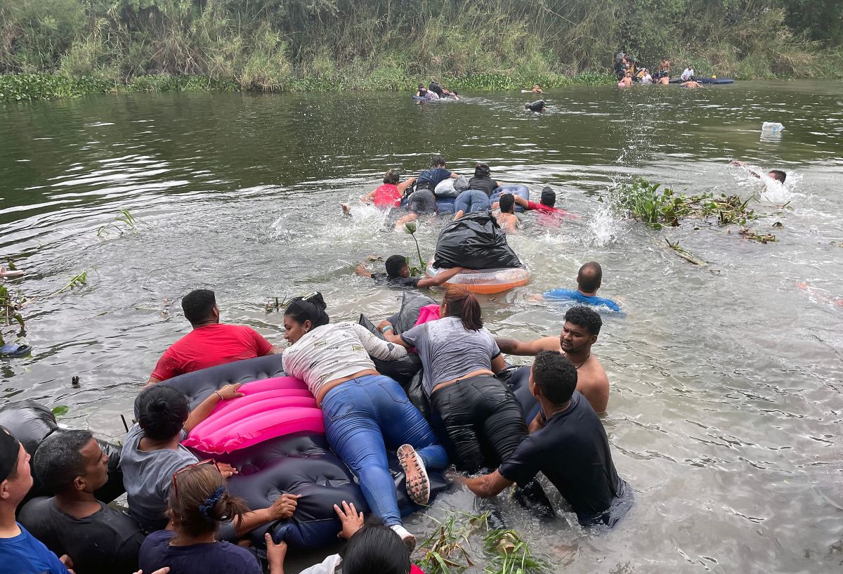 Migrantes acusan sufrir hostigamiento mientras estaban en México, principalmente por civiles armados.