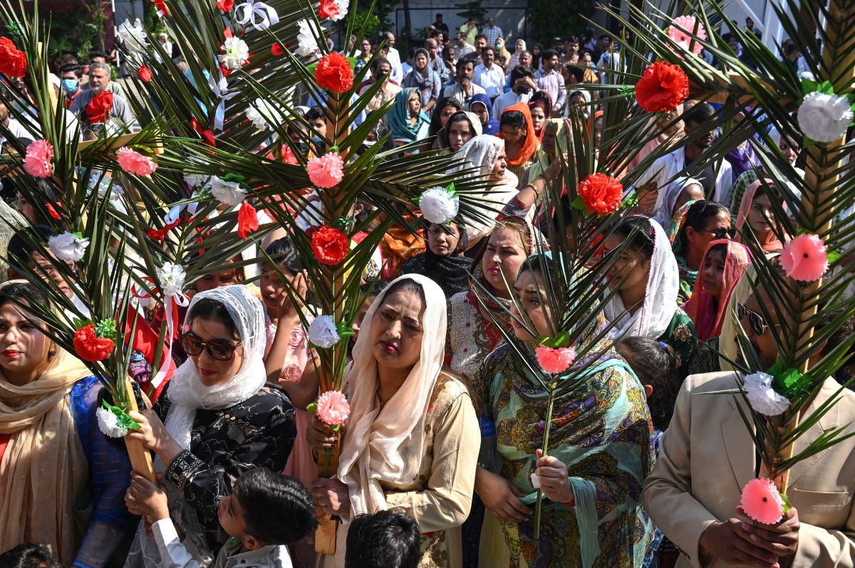 Devotos cristianos asisten a una misa de Domingo de Ramos en la Iglesia de San Antonio en Lahore el 2 de abril de 2023.