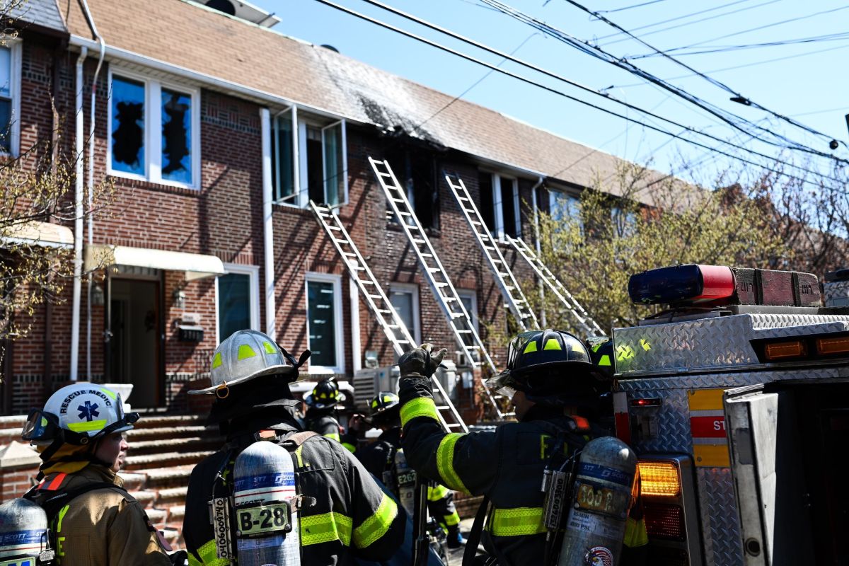 El incendio comenzó en el vestíbulo del primer piso de un edificio residencial en Queens.