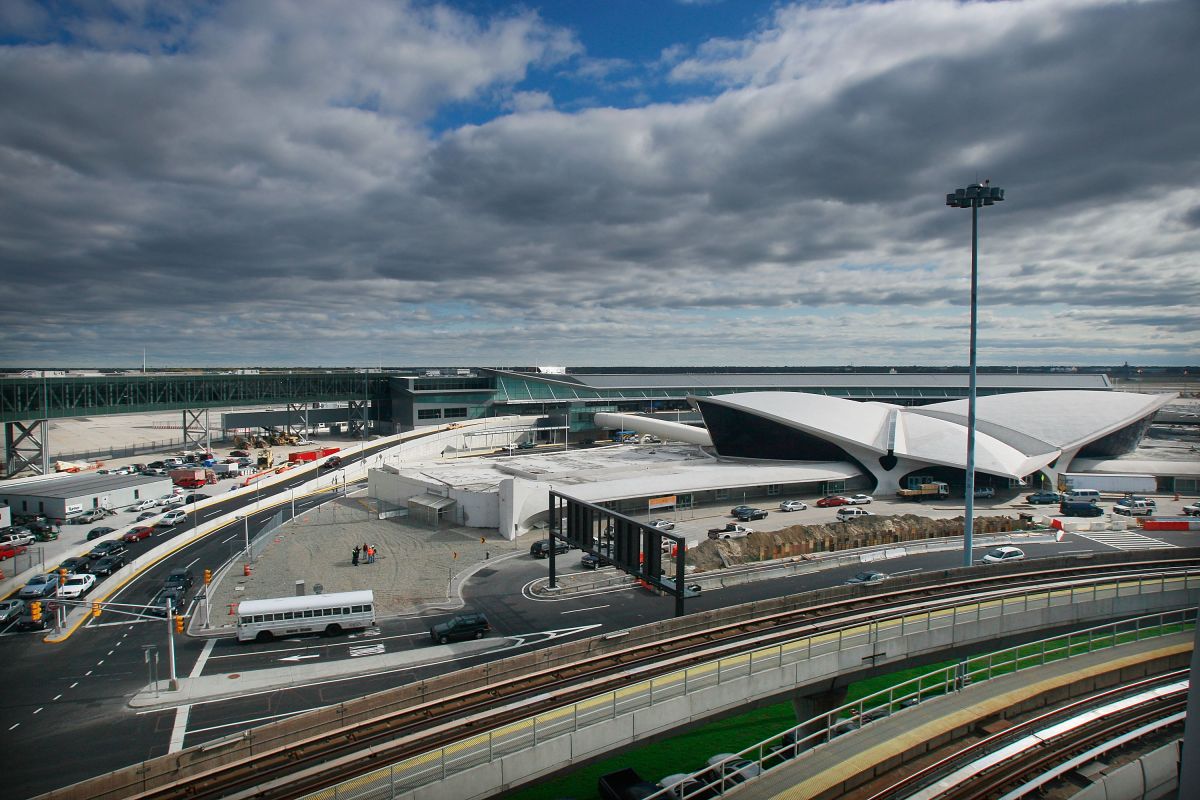 Unos sesenta bomberos se movilizaron al lugar del accidente en el aeropuerto JFK.