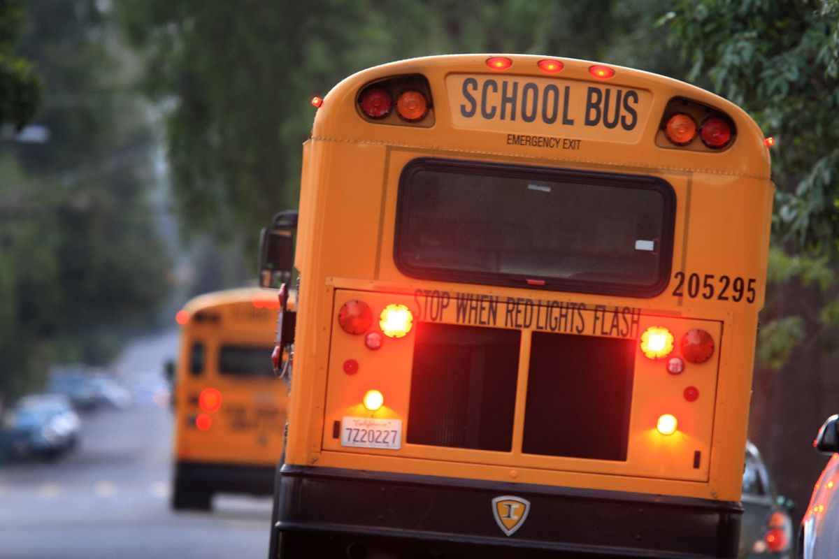 Los estudiantes fueron trasladados a otro autobús para el resto del viaje a casa.