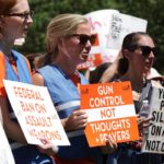 Familiares de víctimas y sobrevivientes de tiroteos masivos reclaman mayor control de armas ante el Congreso.