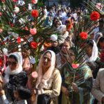 Devotos cristianos asisten a una misa de Domingo de Ramos en la Iglesia de San Antonio en Lahore el 2 de abril de 2023.