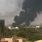 El humo surge de edificios en la capital de Sudán, donde hay violentos combates.