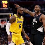 Kawhi Leonard (der.) le ganó otra batalla a LeBron James. Los Clippers vencieron de nuevo a los Lakers.