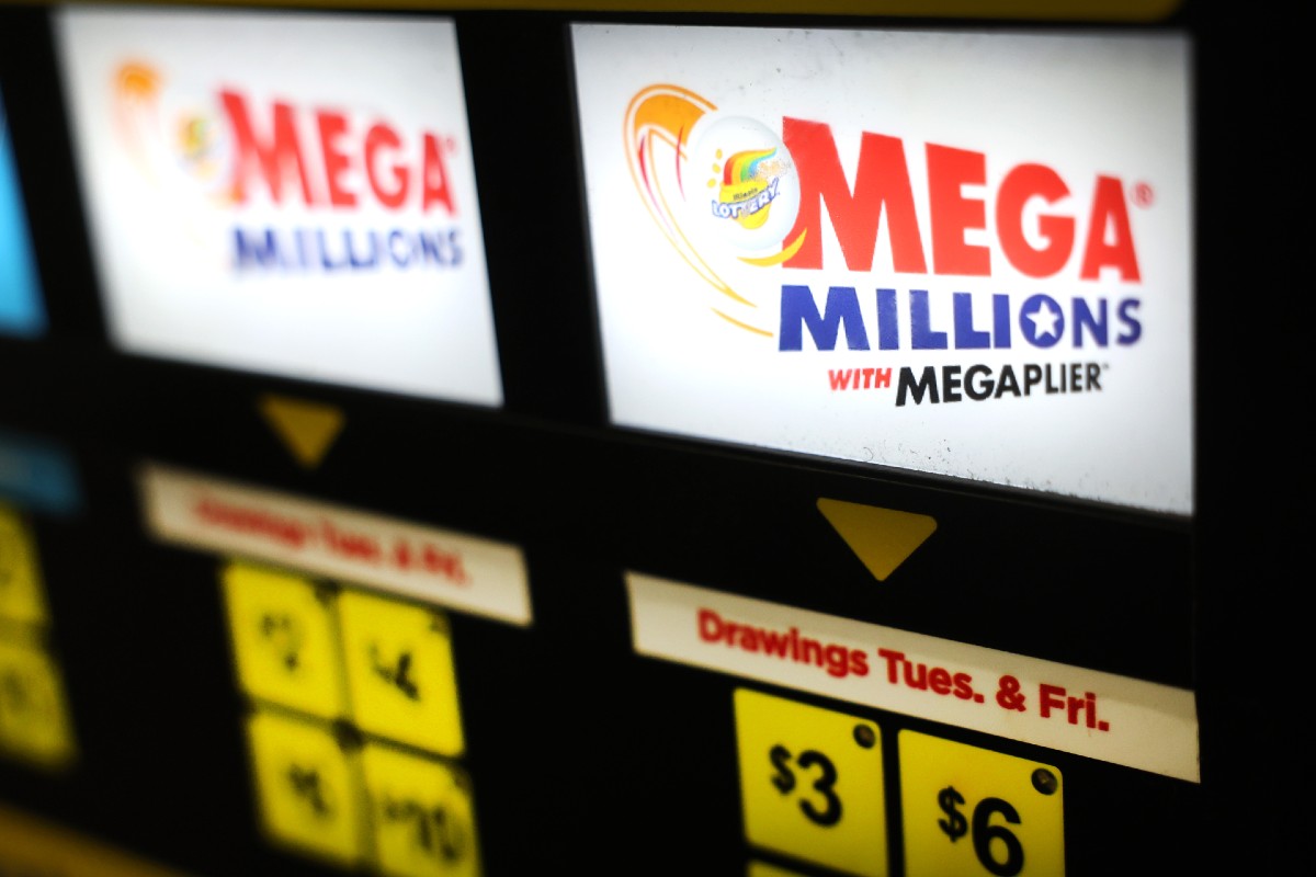 Ganar el premio mayor de una lotería como Mega Millions puede traer una complicación al momento de declarar impuestos y decidir si se recibe un pago en efectivo o en mensualidades a 30 años también puede hacer una diferencia.