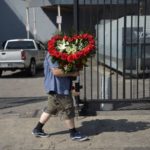 Después de más de 20 horas hincado, el hombre recogió de mala gana su ramo de flores y se marchó. / Foto: AFP/Getty Images