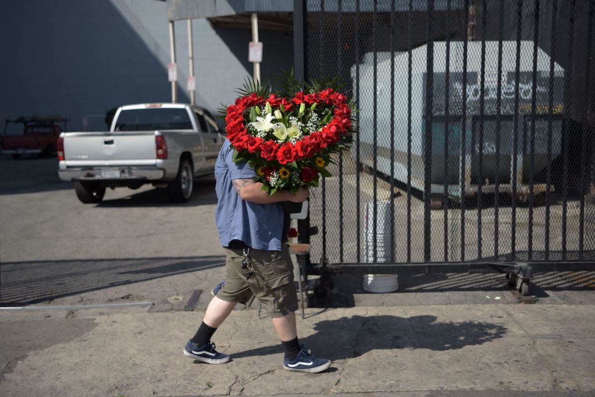 Después de más de 20 horas hincado, el hombre recogió de mala gana su ramo de flores y se marchó. / Foto: AFP/Getty Images