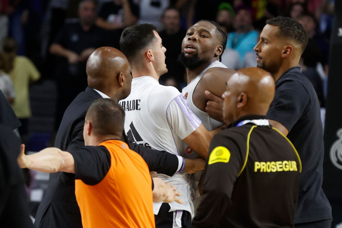 Guerschon Yabusele (3d) es controlado por sus compañeros durante el segundo partido de los cuartos de final de la EuroLiga que Real Madrid y Partizán Belgrado.