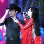 Julián Figueroa y Maribel Guardia cantando juntos en el Teletón 2016.