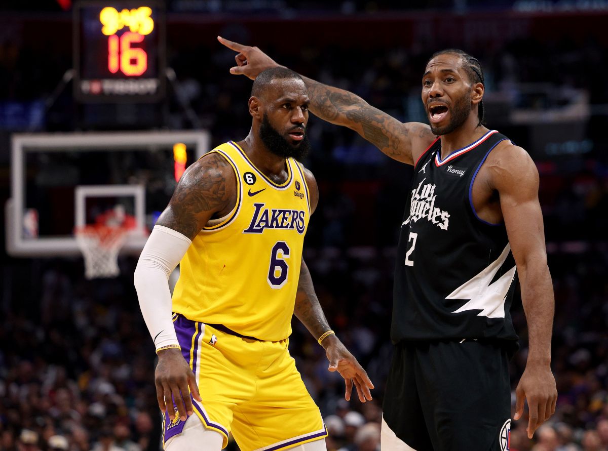 Kawhi Leonard (der.) le ganó otra batalla a LeBron James. Los Clippers vencieron de nuevo a los Lakers.