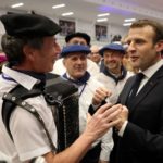 El martes salió a la  luz un vídeo en el que se ve al presidente francés, Emmanuel Macron, cantando una canción tradicional en la calle. / Foto: AFP/Getty Images