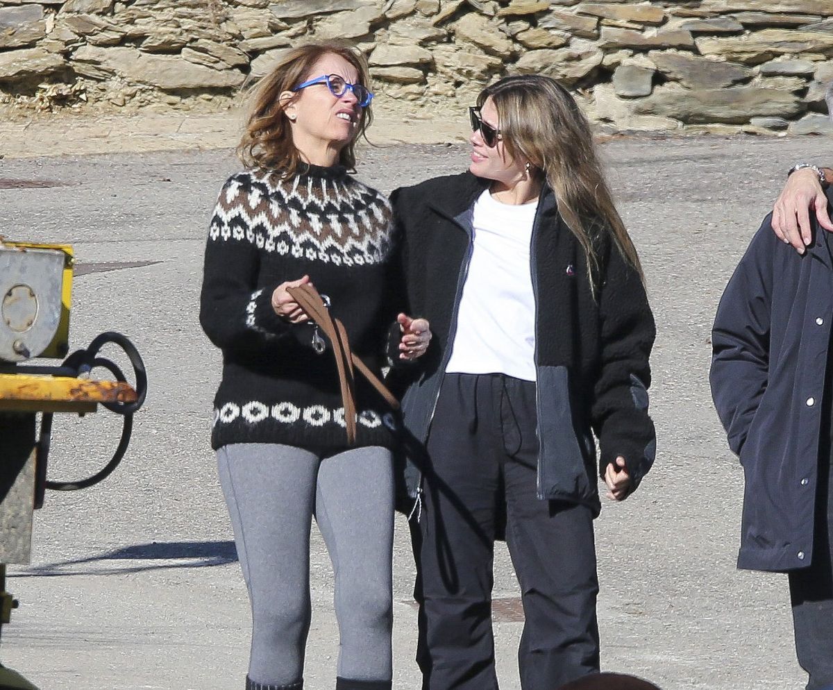 Montserrat Bernabeu, madre de Gerard Piqué, junto a la novia del mismo, Clara Chía Martín.
