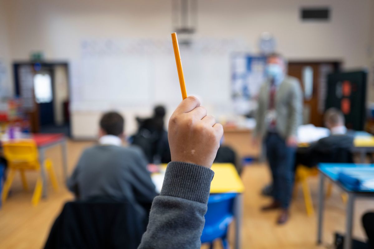 La maestra había sido contratada a principios de marzo, pero formalmente quedó destituida.