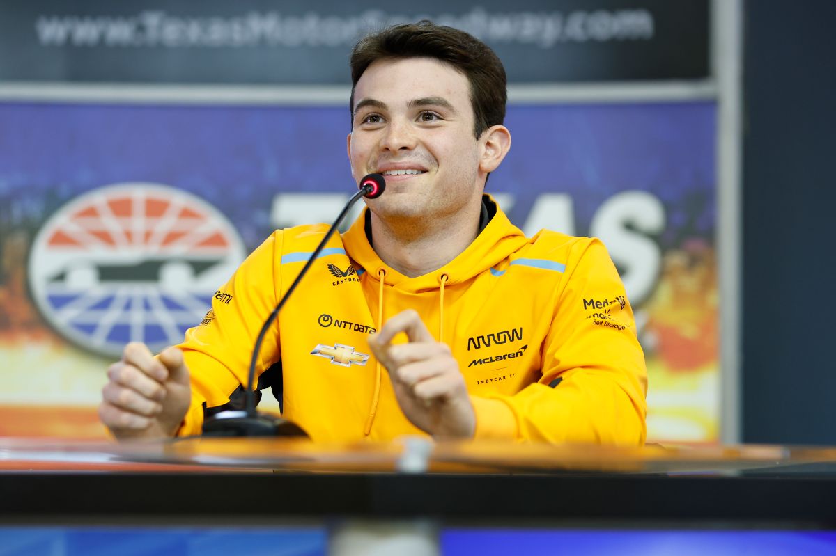 Piloto mexicano Pato O'Ward en rueda de prensa.