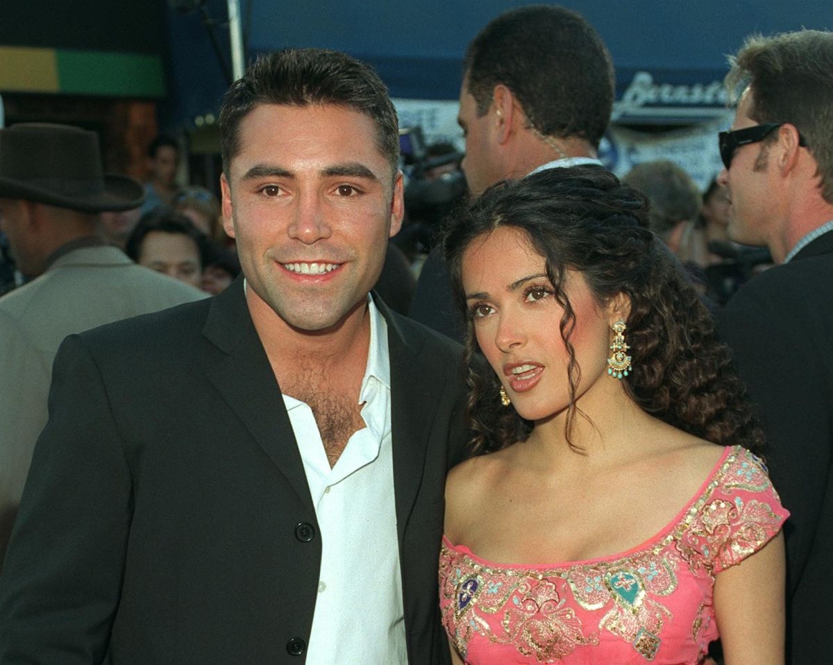 Oscar de La Hoya y Salma Hayek en el estreno de la película "Wild Wild West" en 1999.
