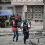 Agentes de policía patrullan un barrio en medio de la violencia relacionada con las bandas en el centro de Puerto Príncipe. / Foto: AFP/Getty Images